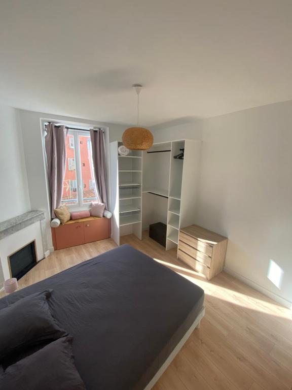 une chambre avec un grand lit et une fenêtre dans l'établissement F2 Glamour Centre ville historique, à Ajaccio