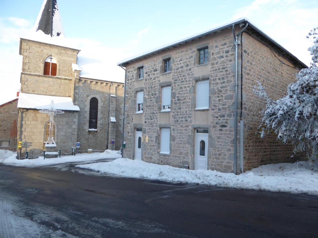 een bakstenen gebouw met sneeuw ervoor bij Maison à Saint-Nicolas des Biefs in Saint-Nicolas-des-Biefs