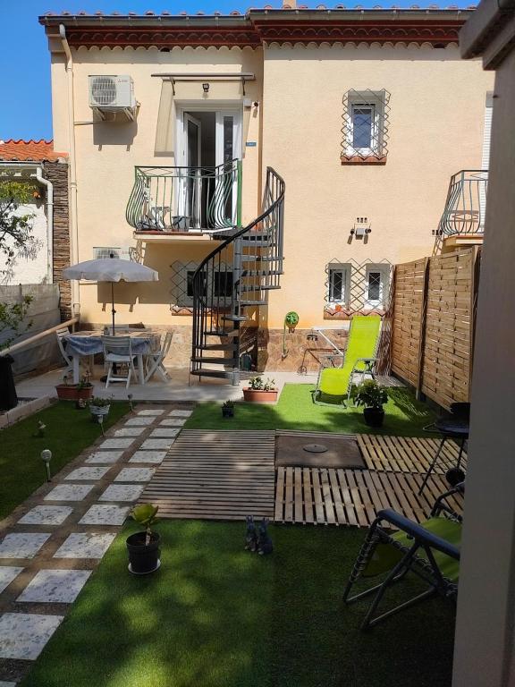 une petite arrière-cour avec une terrasse et un patio dans l'établissement Les Asclepiades, à Argelès-sur-Mer