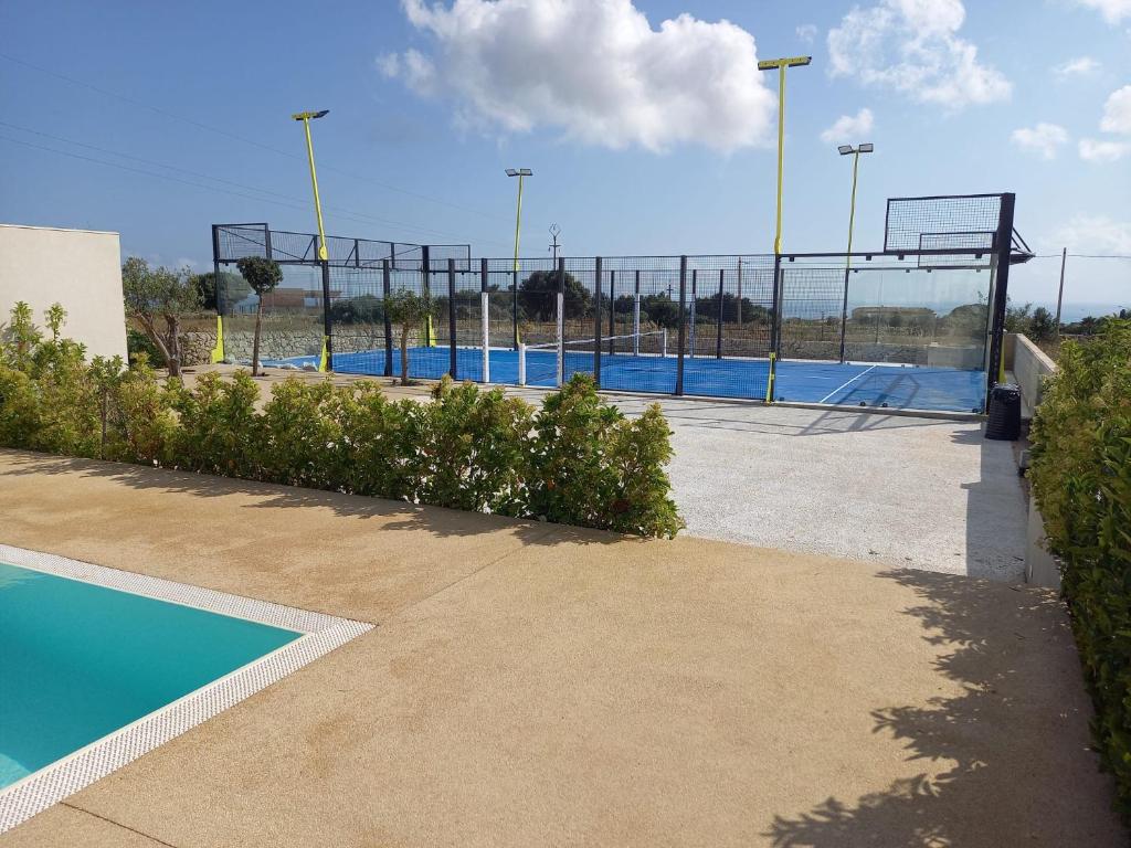 Tenis alebo squash v ubytovaní Villa Arillà con piscina e padel alebo jeho okolí