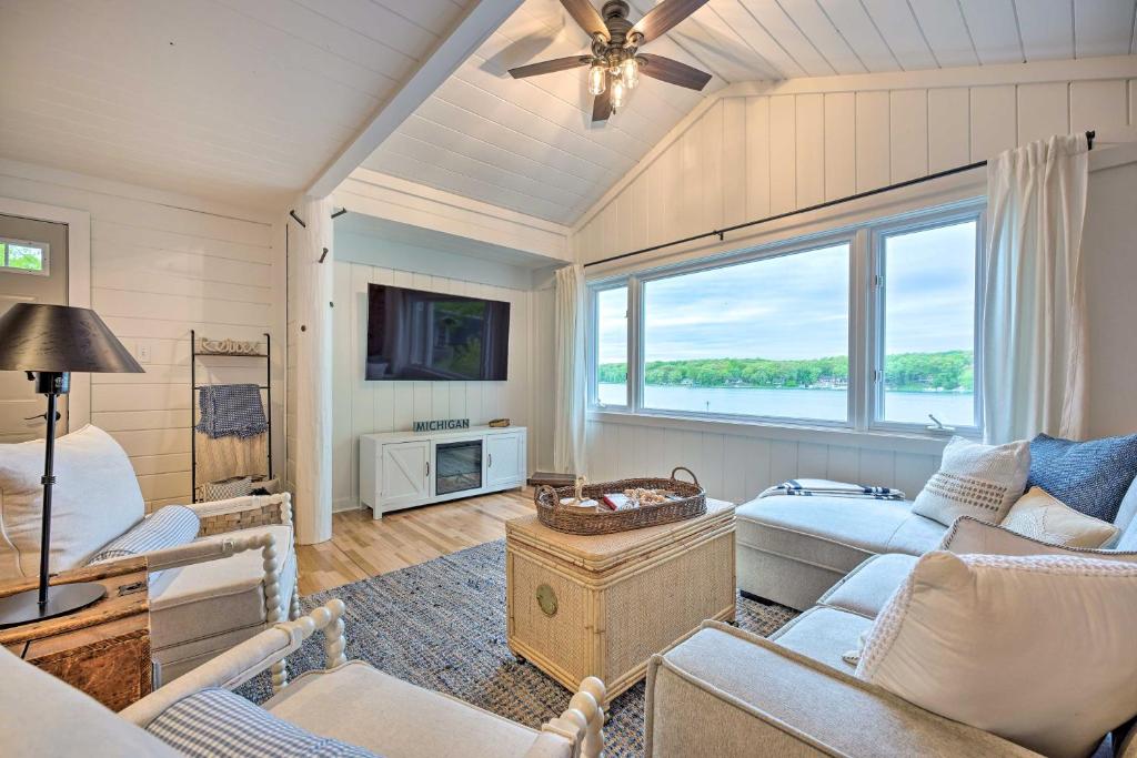 uma sala de estar com um sofá e uma televisão em Lakefront Battle Creek Home with Fishing Dock! em Battle Creek