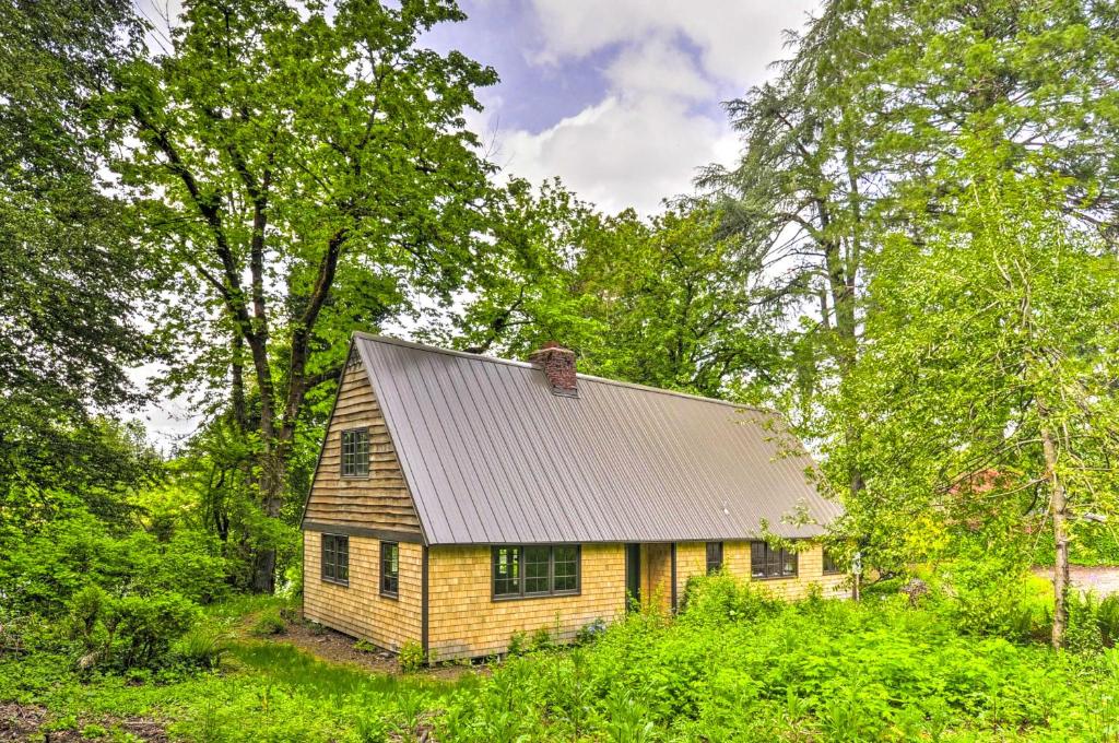 una pequeña casa en medio del bosque en Peaceful and Elegant Cottage with Riverside View, en Oregon City