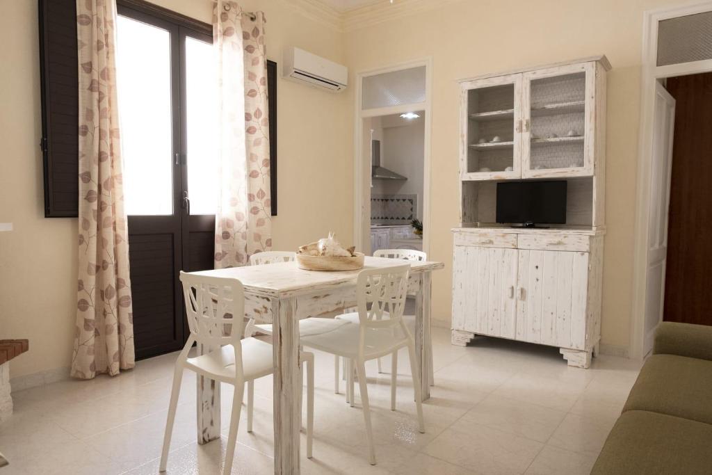 TV i/ili multimedijalni sistem u objektu Le cale di Favignana