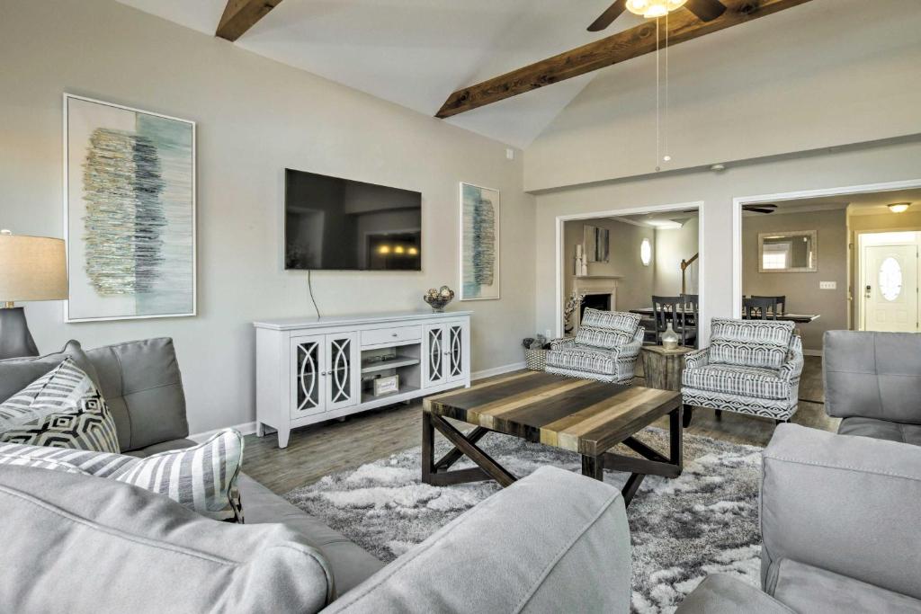 Et opholdsområde på Fenced Yard and Ping-Pong Table Spacious Graham Gem