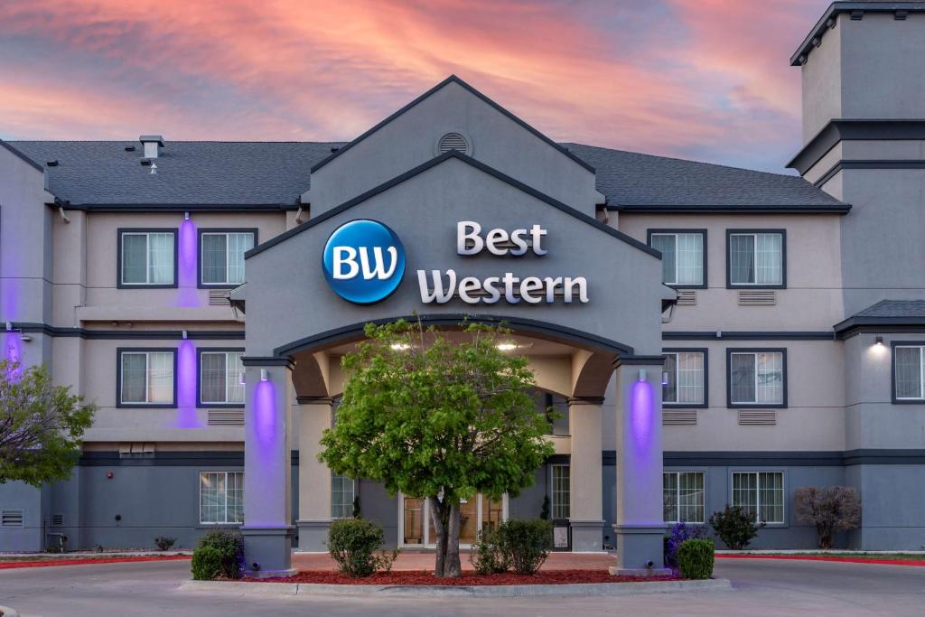 un bâtiment avec un panneau indiquant le meilleur ouest dans l'établissement Best Western Palo Duro Canyon Inn & Suites, à Canyon