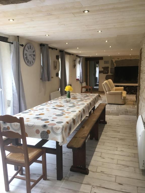 stół z tkaniną w pokoju w obiekcie Gîte du moulin vert w mieście Plounevez-Moëdec