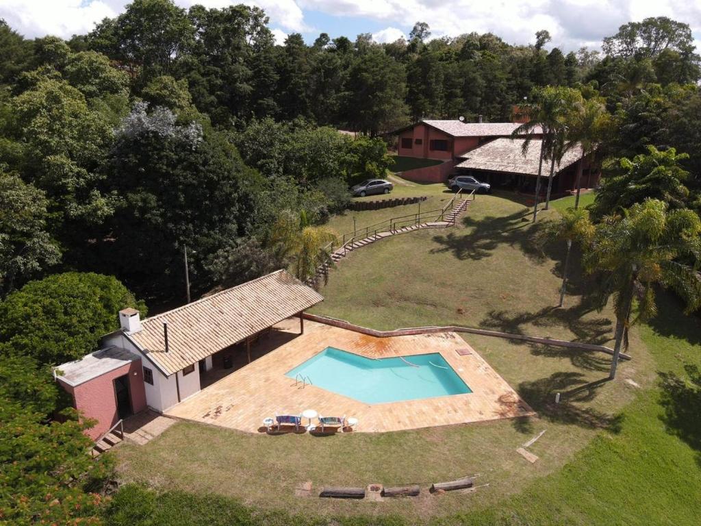 eine Luftansicht eines Hauses mit Pool in der Unterkunft Chácara linda em condomínio rural - Sousas in Campinas