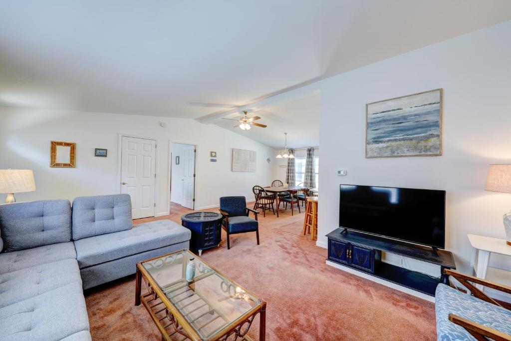 a living room with a couch and a tv at Town of Rehoboth Beach 304 Munson St in Rehoboth Beach