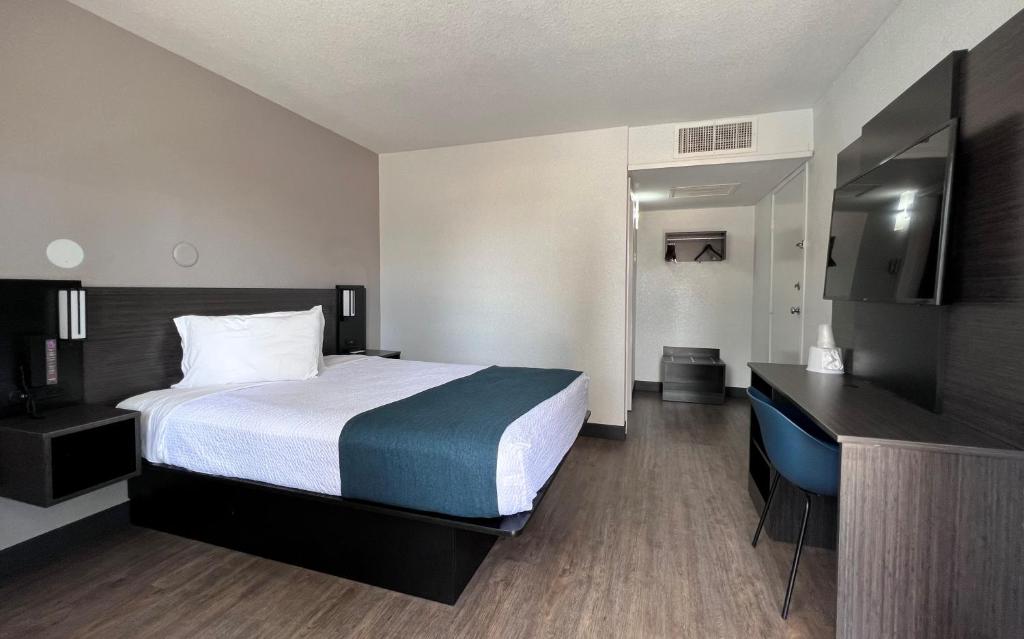 Motel 6-Bakersfield, CA - South - Queen Room - Non-Smoking