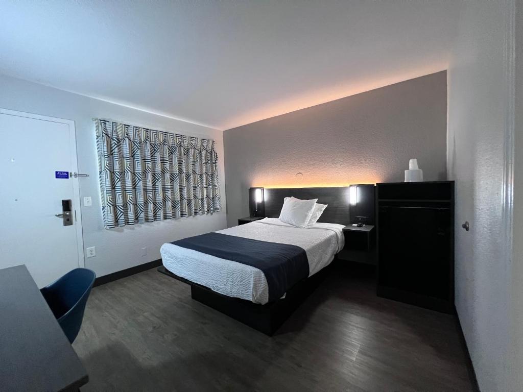 Motel 6-Bakersfield, CA - South - Double Room - Disability Access - Roll In Shower