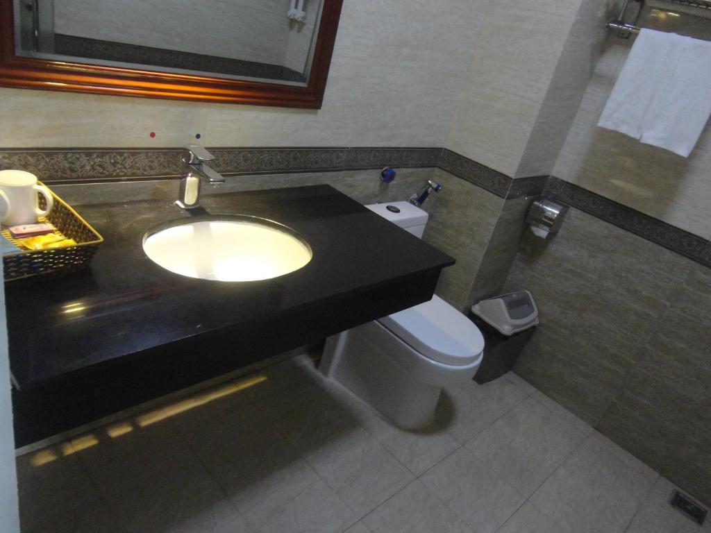 
A bathroom at Ruby Hotel Dien Bien Phu
