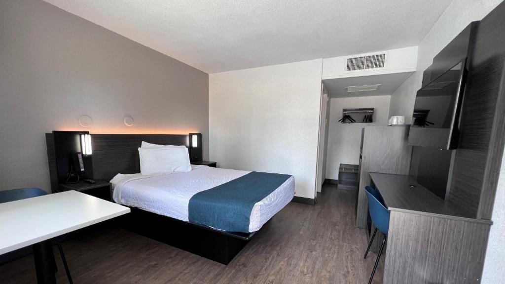 Motel 6-Bakersfield, CA - South - Deluxe Queen Room - Smoking