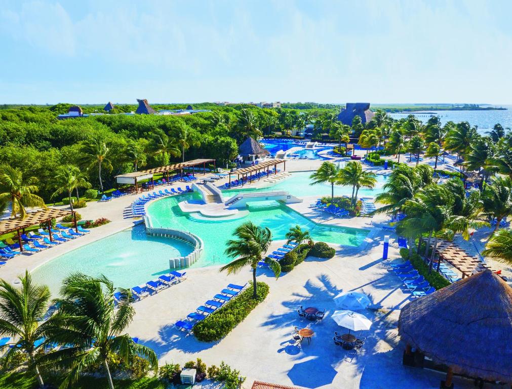 einen Luftblick auf einen Pool in einem Resort in der Unterkunft BlueBay Grand Esmeralda-All Inclusive in Playa del Carmen