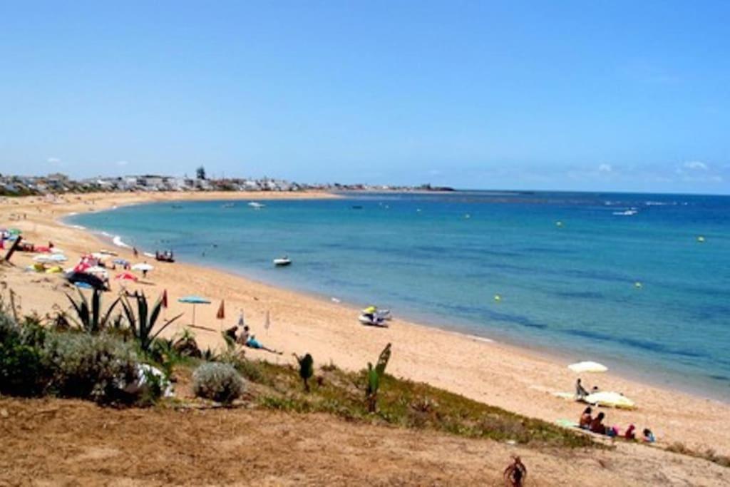 Een strand met een stel mensen erop. bij Appartement bien situé Dahomey city . Bahia beach in Bouznika