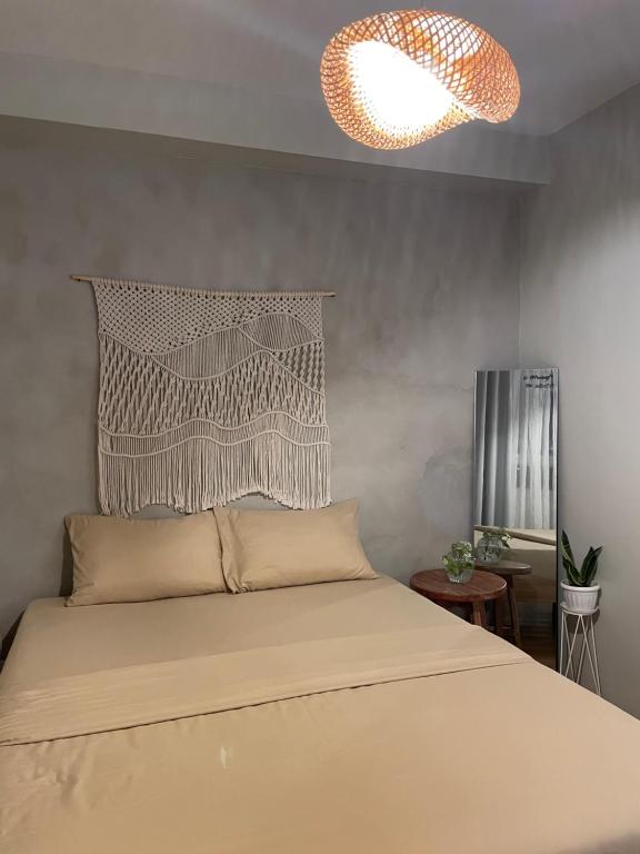 Postel nebo postele na pokoji v ubytování Coastal Vibe Studio
