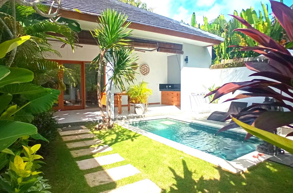 a swimming pool in the yard of a house at Bingin Pura Vida Villas in Uluwatu