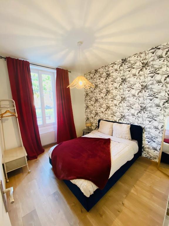 - une chambre avec un grand lit et des rideaux rouges dans l'établissement Charmant appartement Cité international - Gastronomie & Vin - Dijon, à Dijon