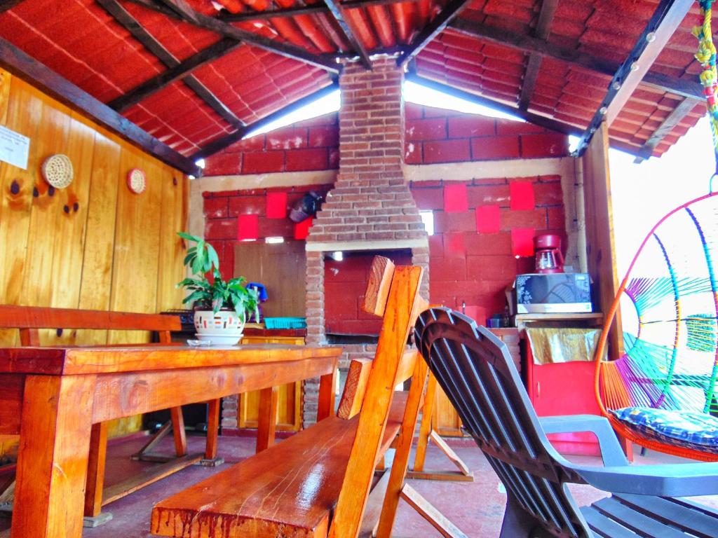 una sala da pranzo con tavolo in legno e camino di Cabañas tipo habitación Planta Alta en Zacatlán a Zacatlán