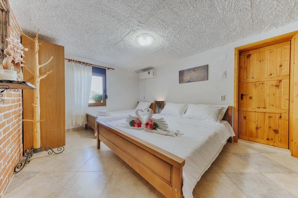 Un dormitorio con una cama grande con flores. en Markovic Village Apartments, en Ulcinj