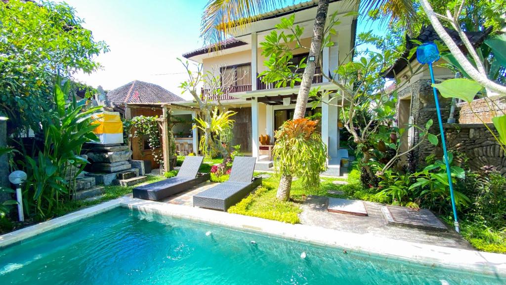 une maison avec une piscine en face d'une maison dans l'établissement Ubud River Campuhan Villa, à Ubud