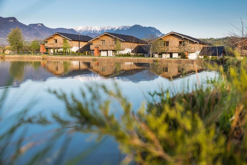 - une vue sur un lac avec des maisons et des montagnes dans l'établissement Green Resort Bran, à Bran
