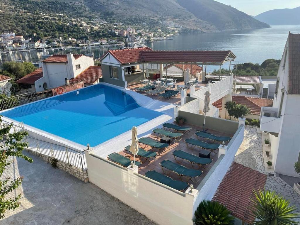 una villa con piscina in cima a una casa di MAKIS VILLAGE-APARTMENTS a Ayia Evfimia