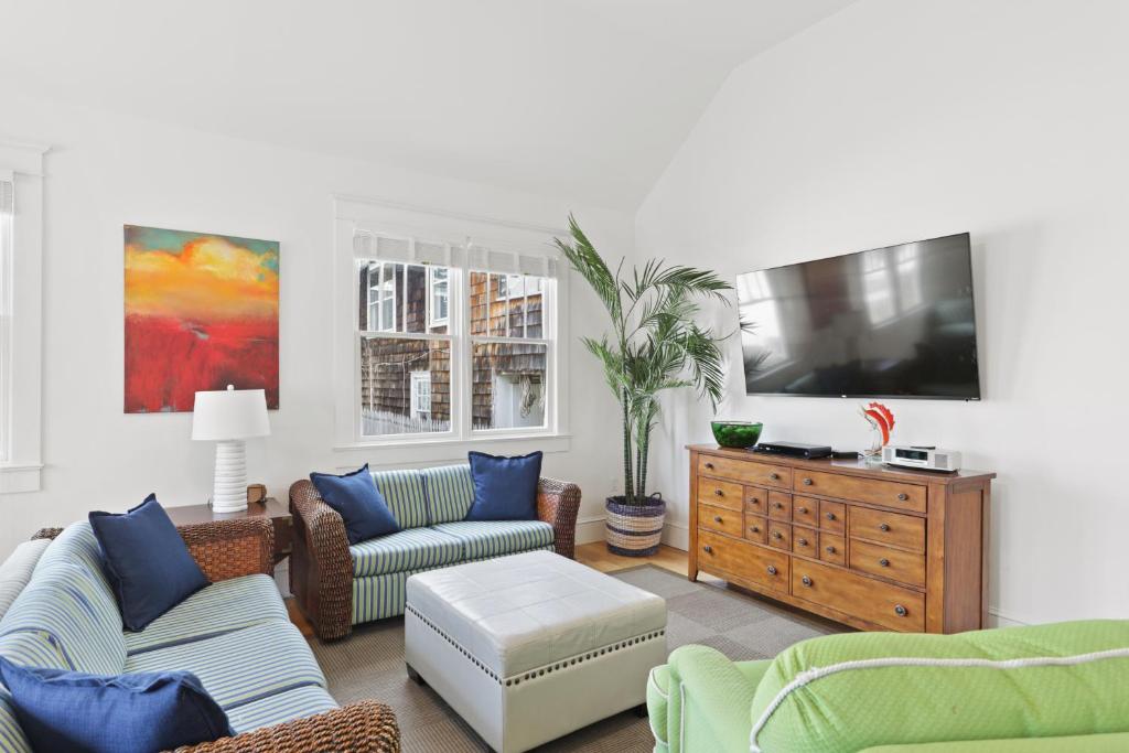 uma sala de estar com sofás e uma televisão de ecrã plano em Town of Rehoboth Beach 45 Baltimore Ave em Rehoboth Beach