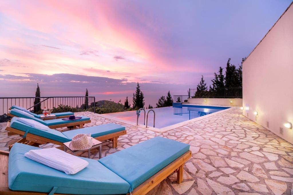 Bazén v ubytovaní Endless Blue Villa Lefkada alebo v jeho blízkosti
