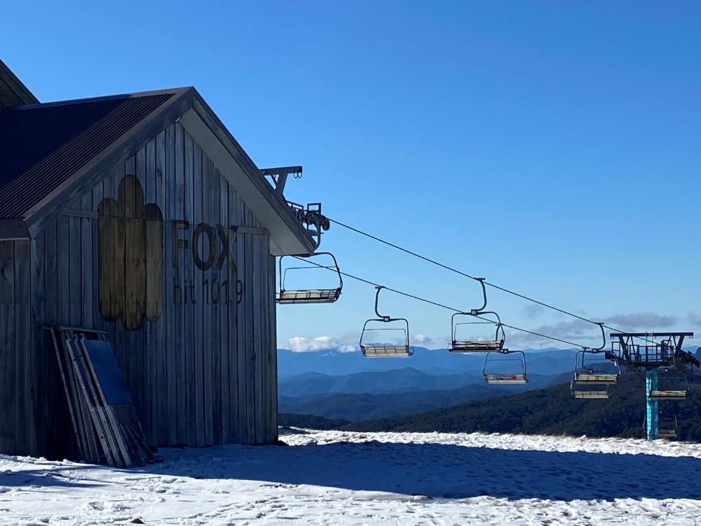 默立基的住宿－Cedar Apartments - Merrijig，雪覆盖的滑雪坡顶上的滑雪缆车