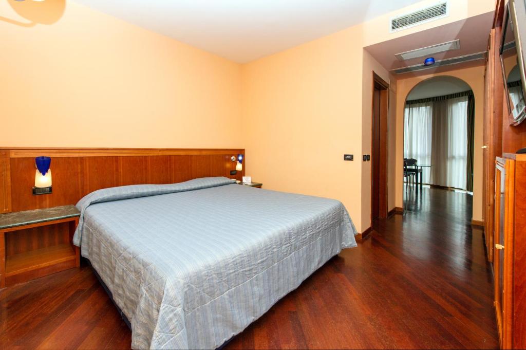 Postel nebo postele na pokoji v ubytování Hotel Michelangelo Palace & SPA