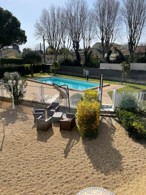 Piscine de l&#39;&eacute;tablissement Logis H&ocirc;tel Le Clement V ou situ&eacute;e &agrave; proximit&eacute;