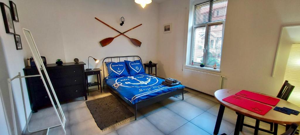 a bedroom with a bed and a clock on the wall at Pokoje i apartamenty Gustloff in Łeba