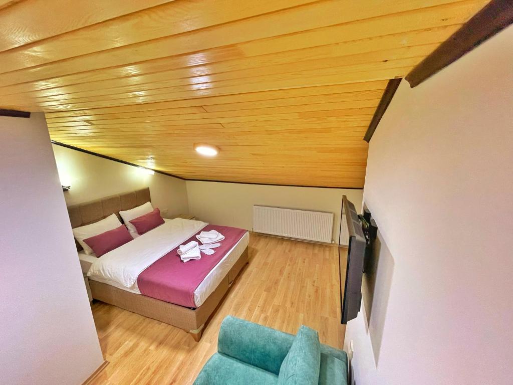 Postel nebo postele na pokoji v ubytování Şahin Apart
