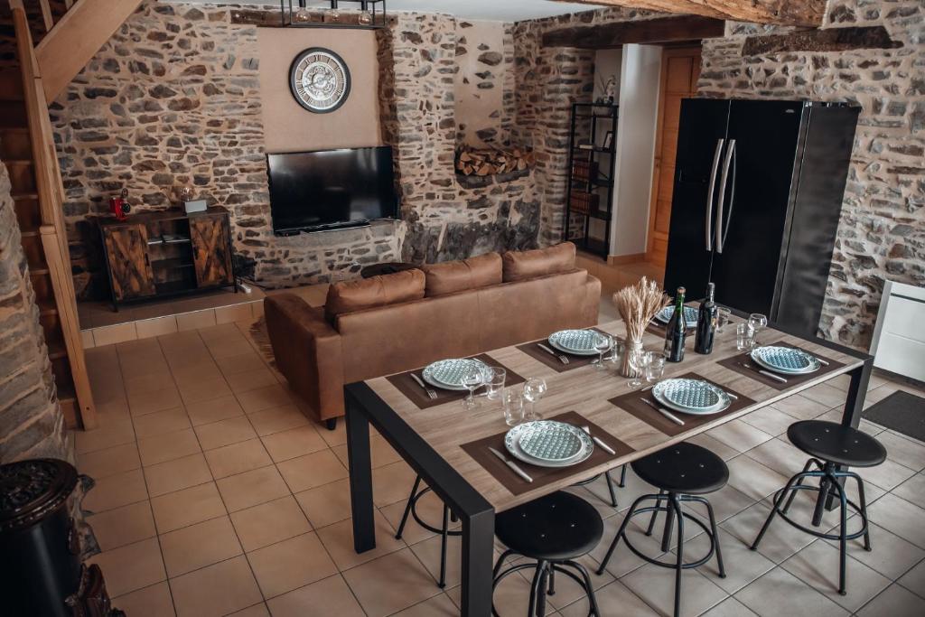 a living room with a table and a couch at Rare, belle maison de 90 m2 au pied du château in Fougères