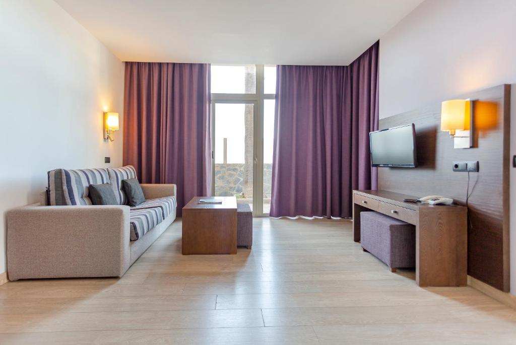 Uma TV ou centro de entretenimento em Marins Beach Club - Adults Only Hotel
