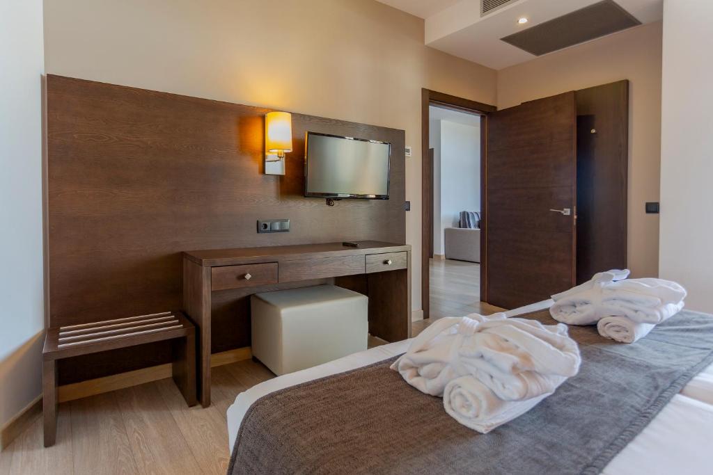 Cama ou camas em um quarto em Marins Beach Club - Adults Only Hotel