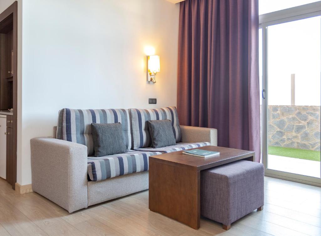 Uma área de estar em Marins Beach Club - Adults Only Hotel