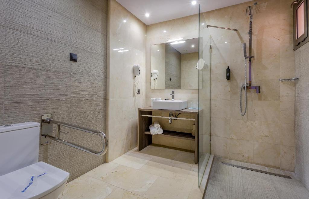 Um banheiro em Marins Beach Club - Adults Only Hotel