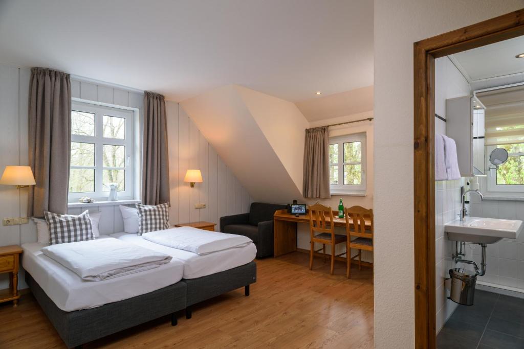 Postel nebo postele na pokoji v ubytování Hotel Zum Harzer