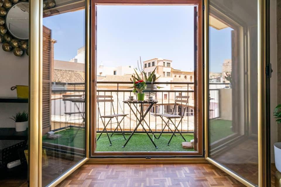 Habitación con balcón con mesa y vistas. en LifeHouse Cathedral * Free Parking* SuperiorWiFi*, en Almería