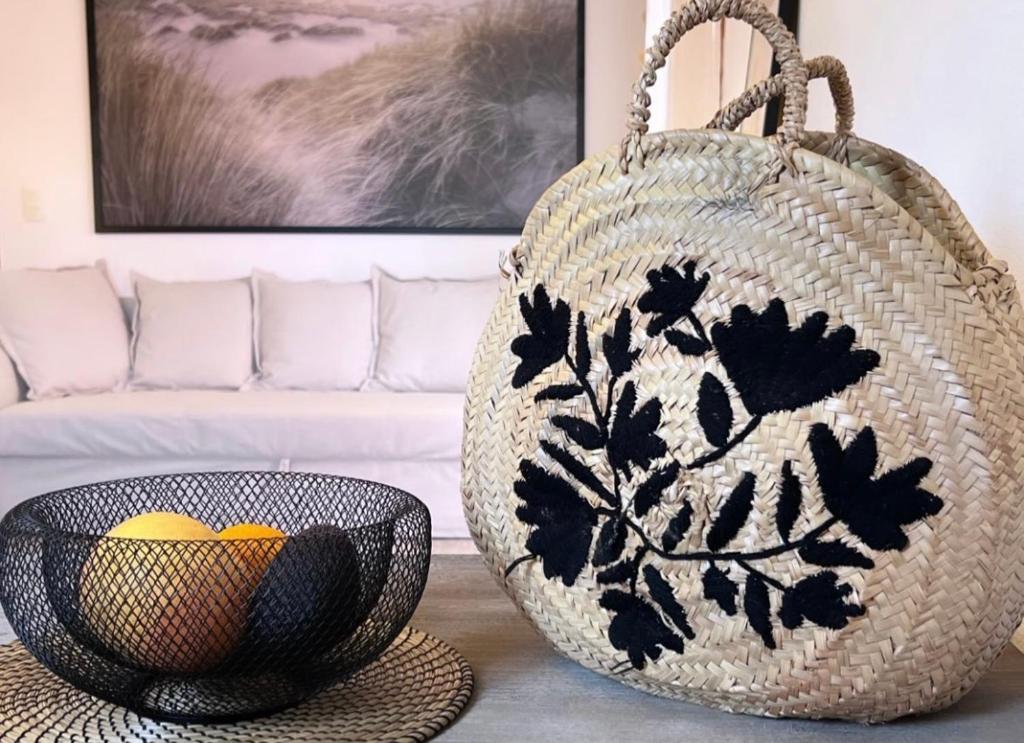 - un panier et un bol dans le salon dans l'établissement Le Cocon Bord de mer, à Belgodère