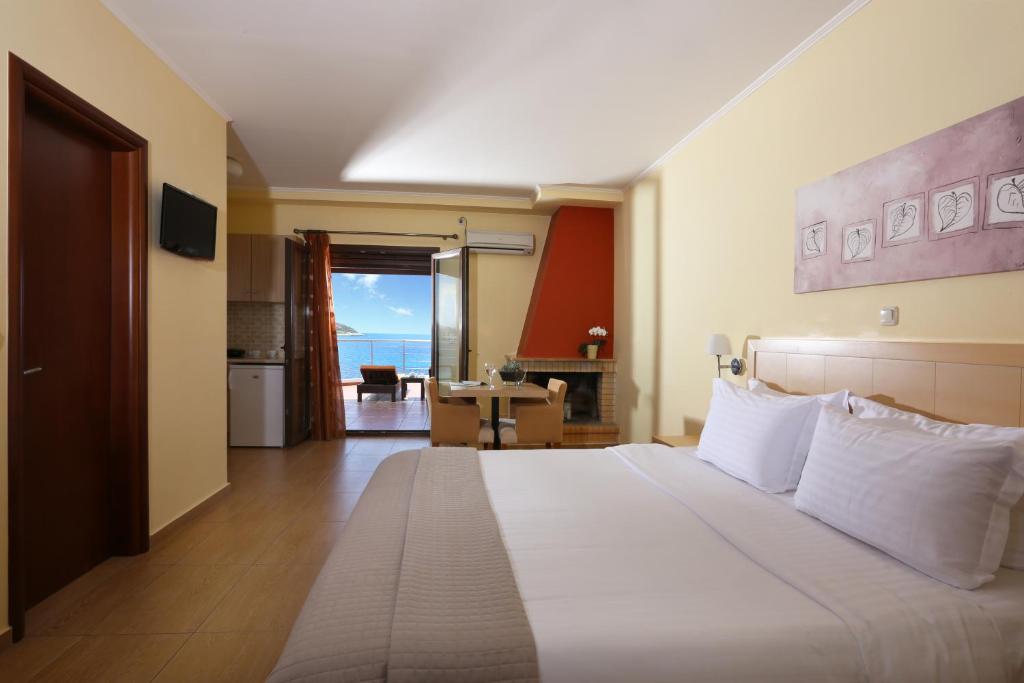 Postel nebo postele na pokoji v ubytování Faros Luxury Suites