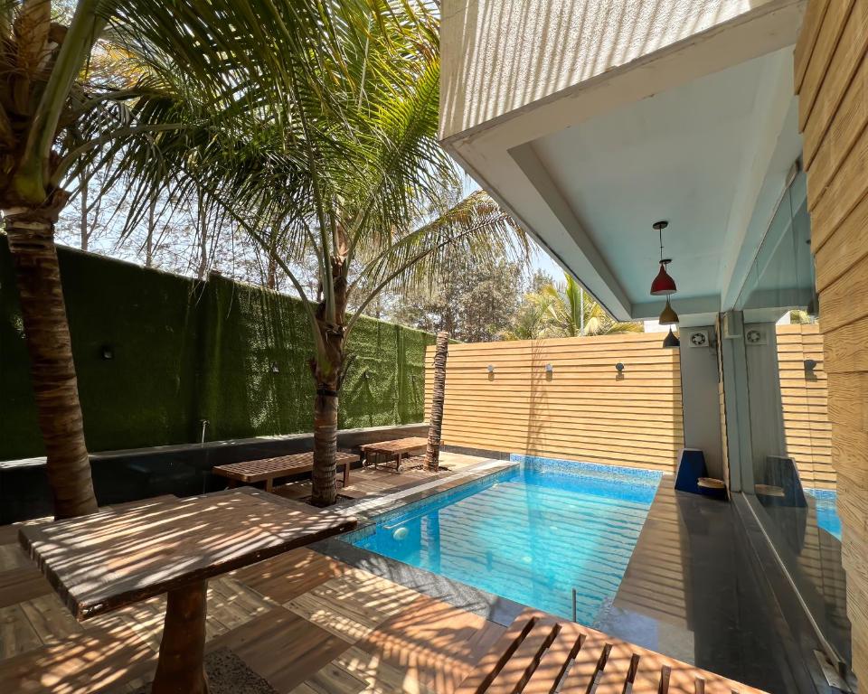 Bazén v ubytování Anand Resort - A luxury Private Pool Resort in Nashik nebo v jeho okolí