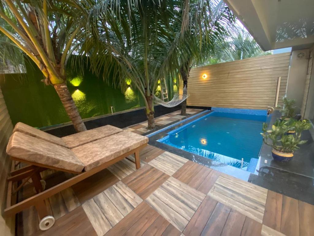 Bazén v ubytování Anand Resort - A luxury Private Pool Resort in Nashik nebo v jeho okolí