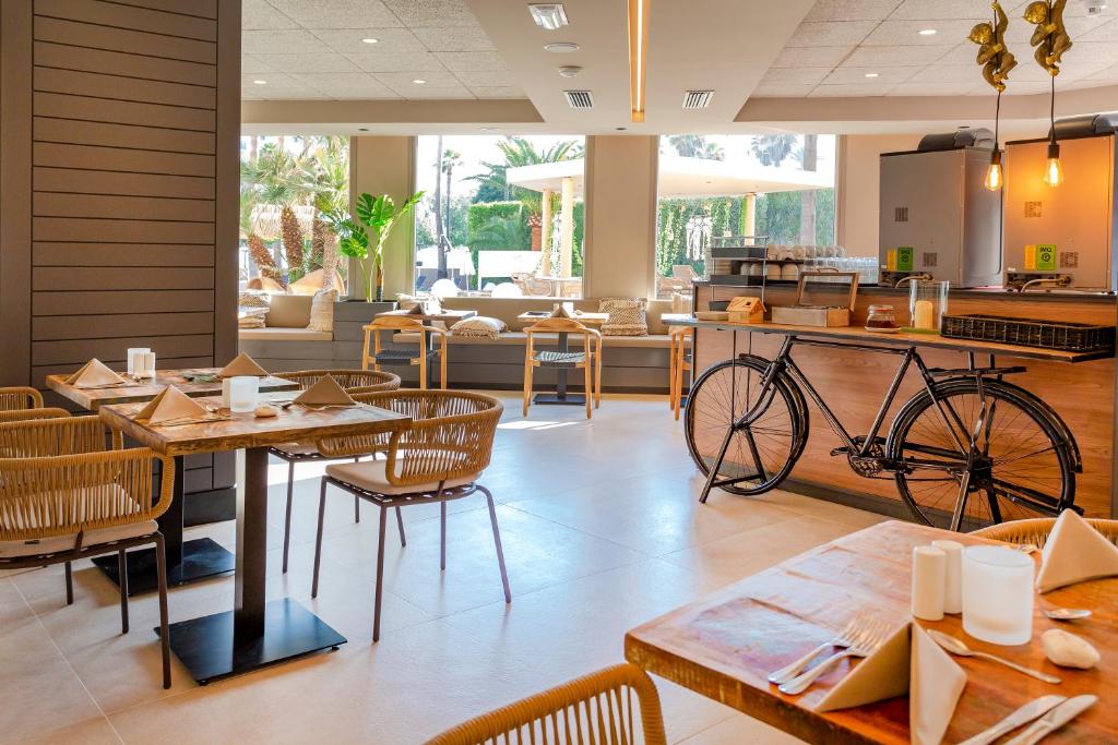 Um restaurante ou outro lugar para comer em Marins Beach Club - Adults Only Hotel