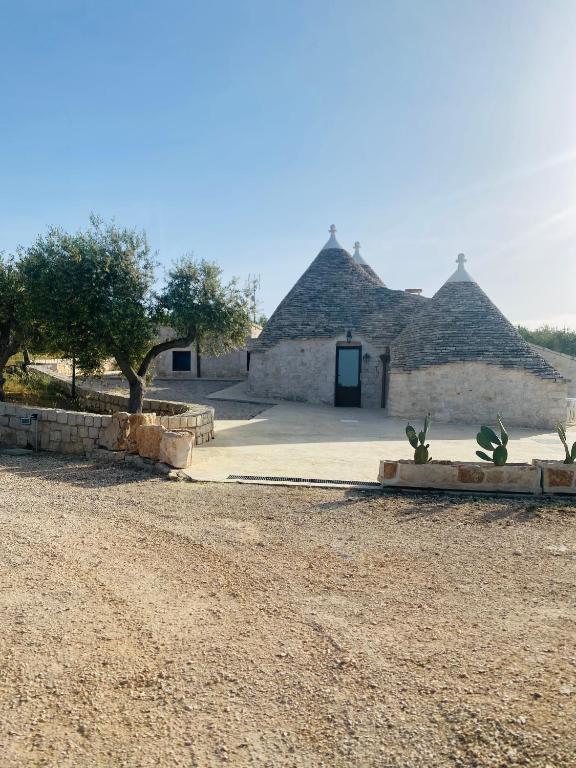 budynek z dwiema strzechą na pustyni w obiekcie I Trulli del Vagabondo - Complex of Trulli with Private Pool w Alberobello