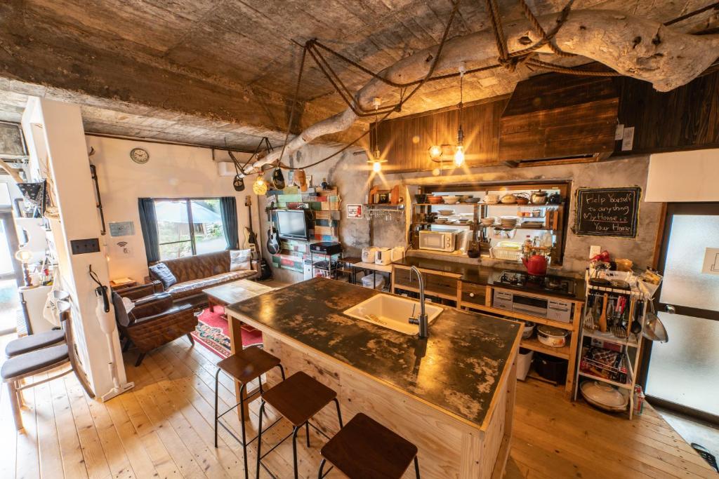 eine Küche mit einer großen Insel in einem Zimmer in der Unterkunft Ichi The Hostel in Minamicho