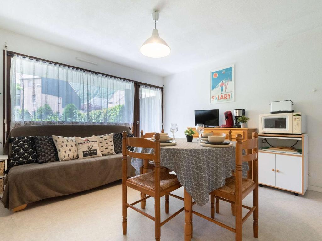 un salon avec une table et un canapé dans l'établissement Appartement 6 pers. à Saint Lary Village - Quartier Thermal, Proche Télécabine, Jardin, Parking - FR-1-296-229, à Saint-Lary-Soulan