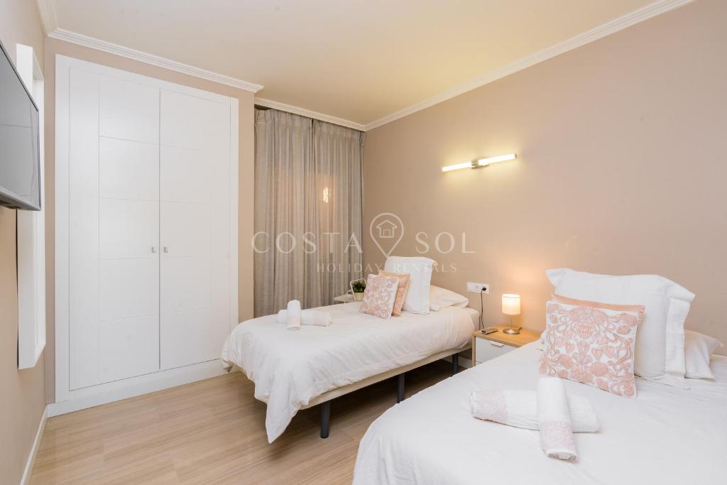 Posteľ alebo postele v izbe v ubytovaní Malaga Benalmadena Puerto Marina Costa Sol Holiday Rentals