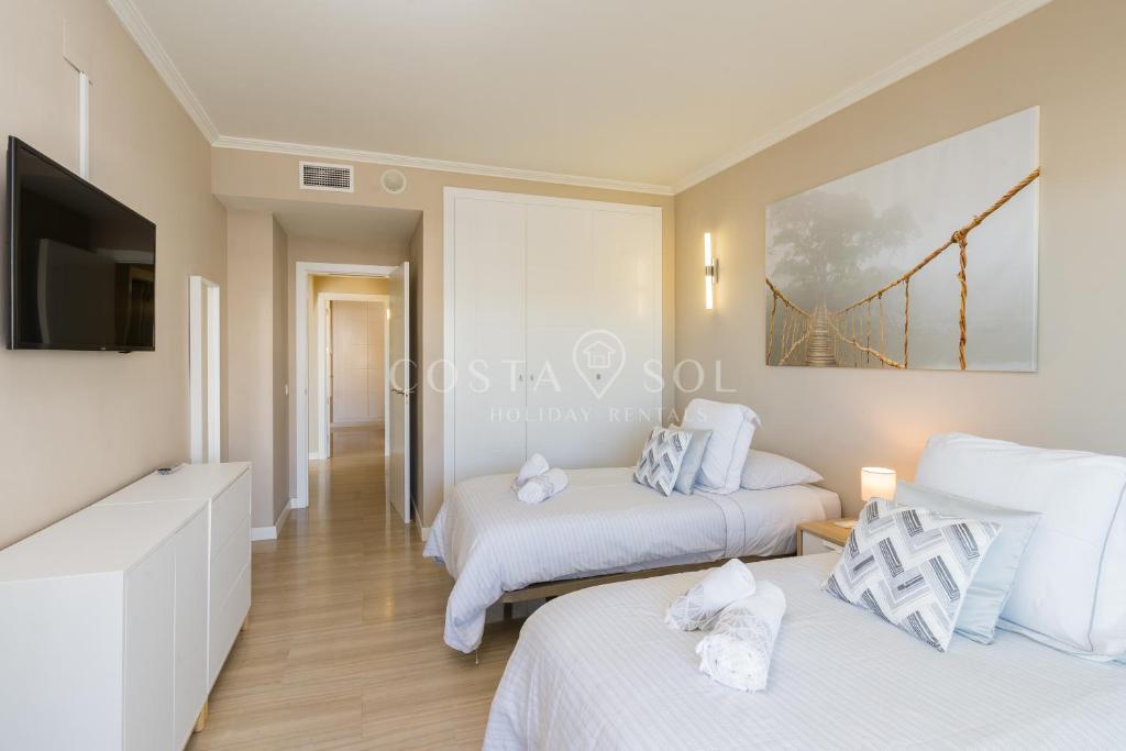 Posteľ alebo postele v izbe v ubytovaní Malaga Benalmadena Puerto Marina Costa Sol Holiday Rentals